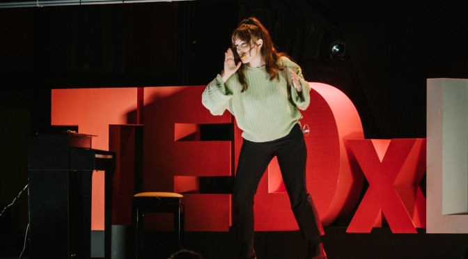 LA MÚSICA QUE NO ME ENSEÑARON | María Valverde / Valgreen | TEDxLeon